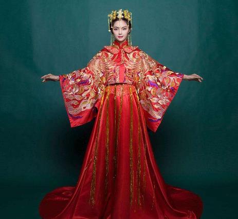 传统与时尚交融，早期秀禾服款式亮相，古老与现代的完美结合